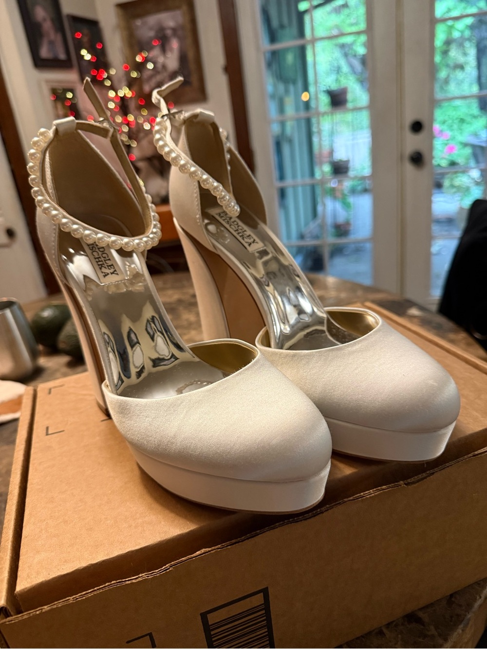 Jewel Badgley Mischka Ivory Pearl Bridal Platform Heels Pumps Size 9.5